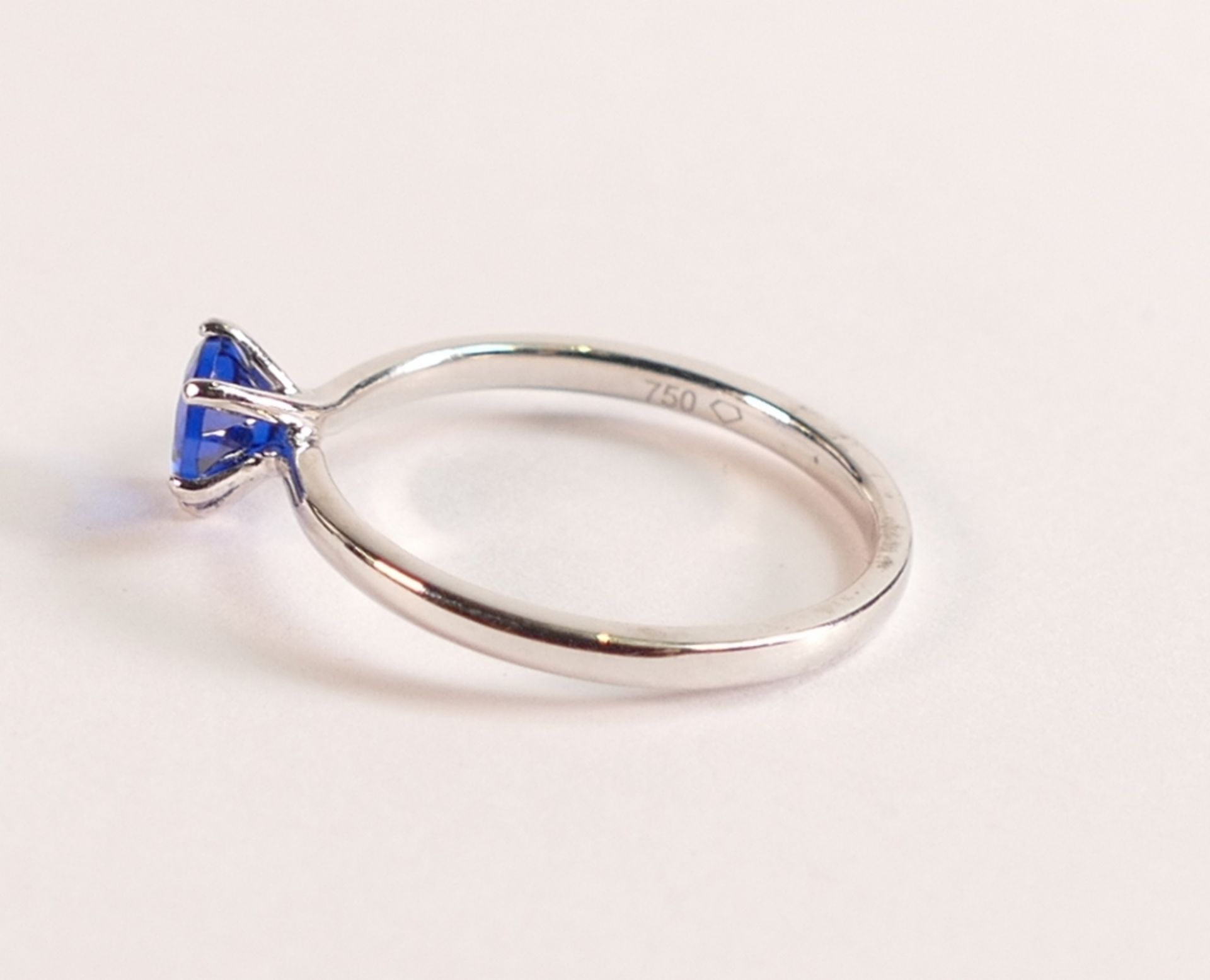 18ct White Gold with Blue Tanzanite ring - The 18ct White Gold band is stamped 750. The vivid blue - Image 2 of 3