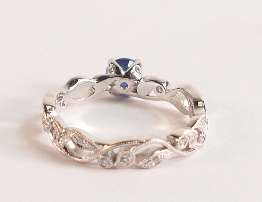 Sapphire ring with Diamond Vine Band - The brilliant cut Sapphire measures 5mm, approx carat - Image 3 of 3