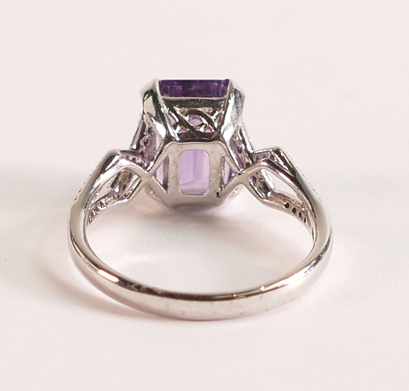9ct White Gold Ring With Amethyst And Diamonds Emerald cut Amethyst ring - 4 claw set diamond set - Image 3 of 3