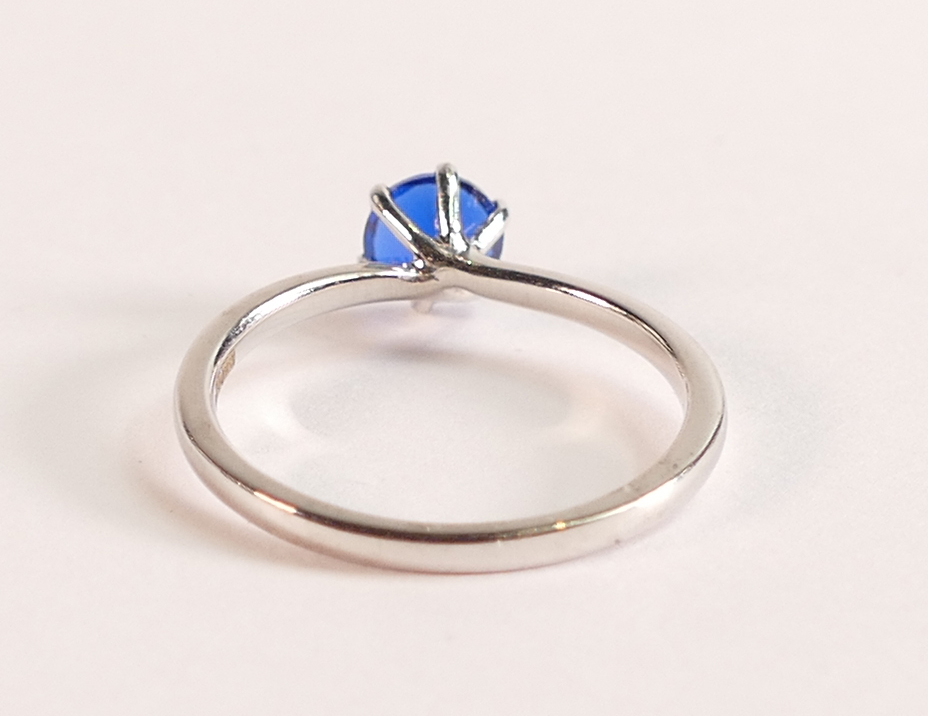 18ct White Gold with Blue Tanzanite ring - The 18ct White Gold band is stamped 750. The vivid blue - Image 3 of 3