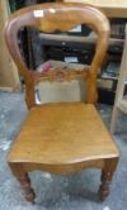 Mahogany hall chair with turned front supports