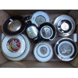 A colection of Chokin decorative wall/cabinet plates together with a Chokin vase, 25 pieces in 1