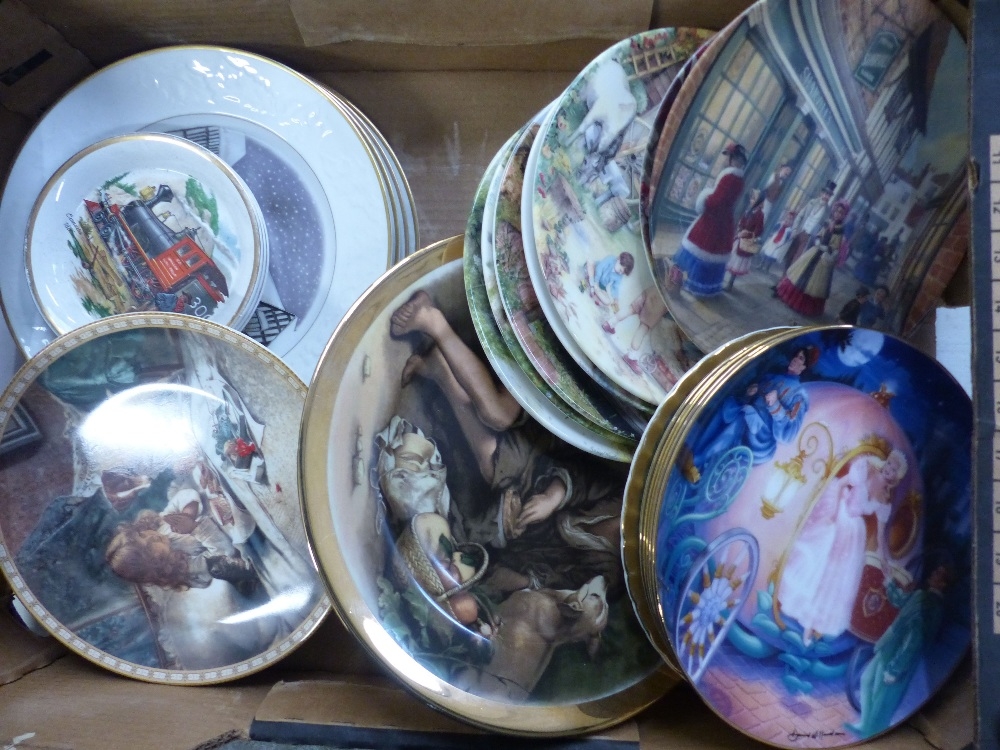 A collection of 30 decorative wall plates to include Franklin Mint and Royal Doulton examples (1
