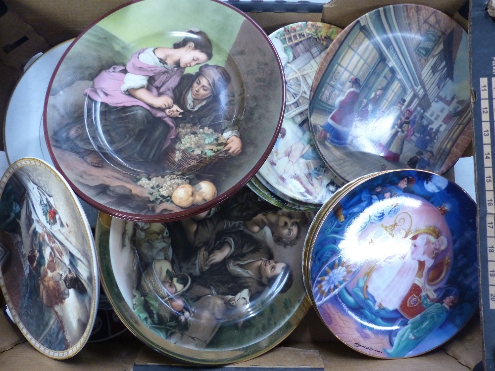 A collection of 30 decorative wall plates to include Franklin Mint and Royal Doulton examples (1 - Image 2 of 2