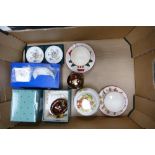 A mixed collection of items to include Crown Devon Rouge Royal patterned ashtray & small ginger jar,
