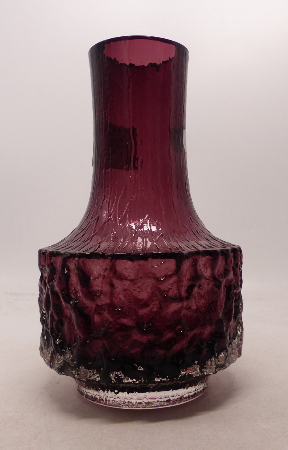 Whitefriars Mallet Vase of 1972 in Aubergine No. 9818. Height: 18cm