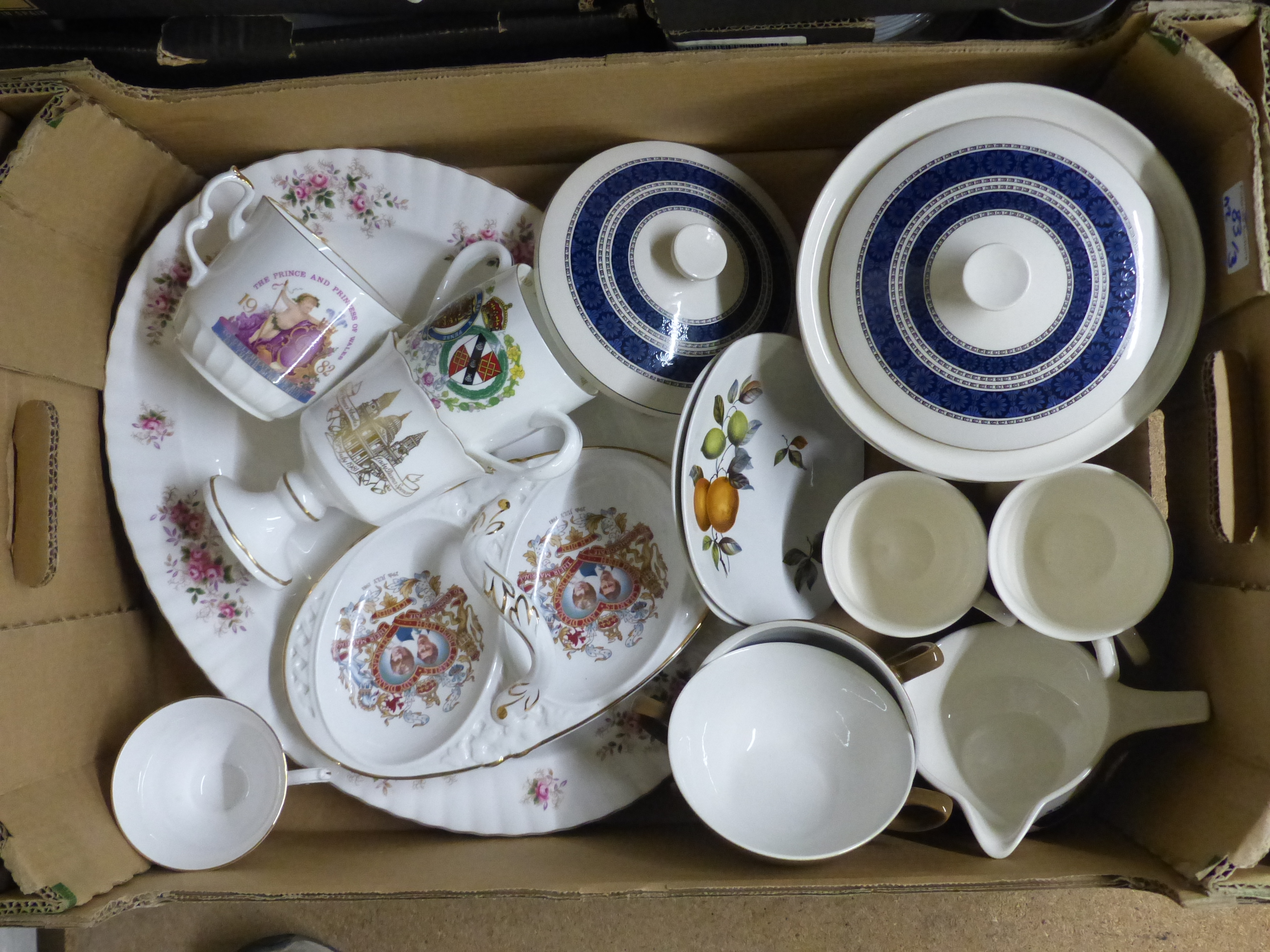 A mixed collection of tea and dinnerware items to include commemorative ware, Carlton Ware - Image 3 of 4