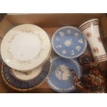 A mixed collection of ceramic items to include 5 Minton Gold Pandora pattern dinner plates, Wedgwood