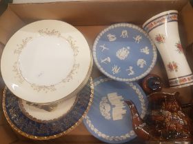 A mixed collection of ceramic items to include 5 Minton Gold Pandora pattern dinner plates, Wedgwood