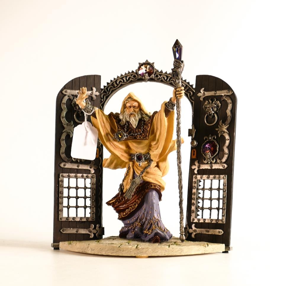 Spellbound SP-R001 Mendax The Storyteller Large Wizard Figure & Surround, height 26cm