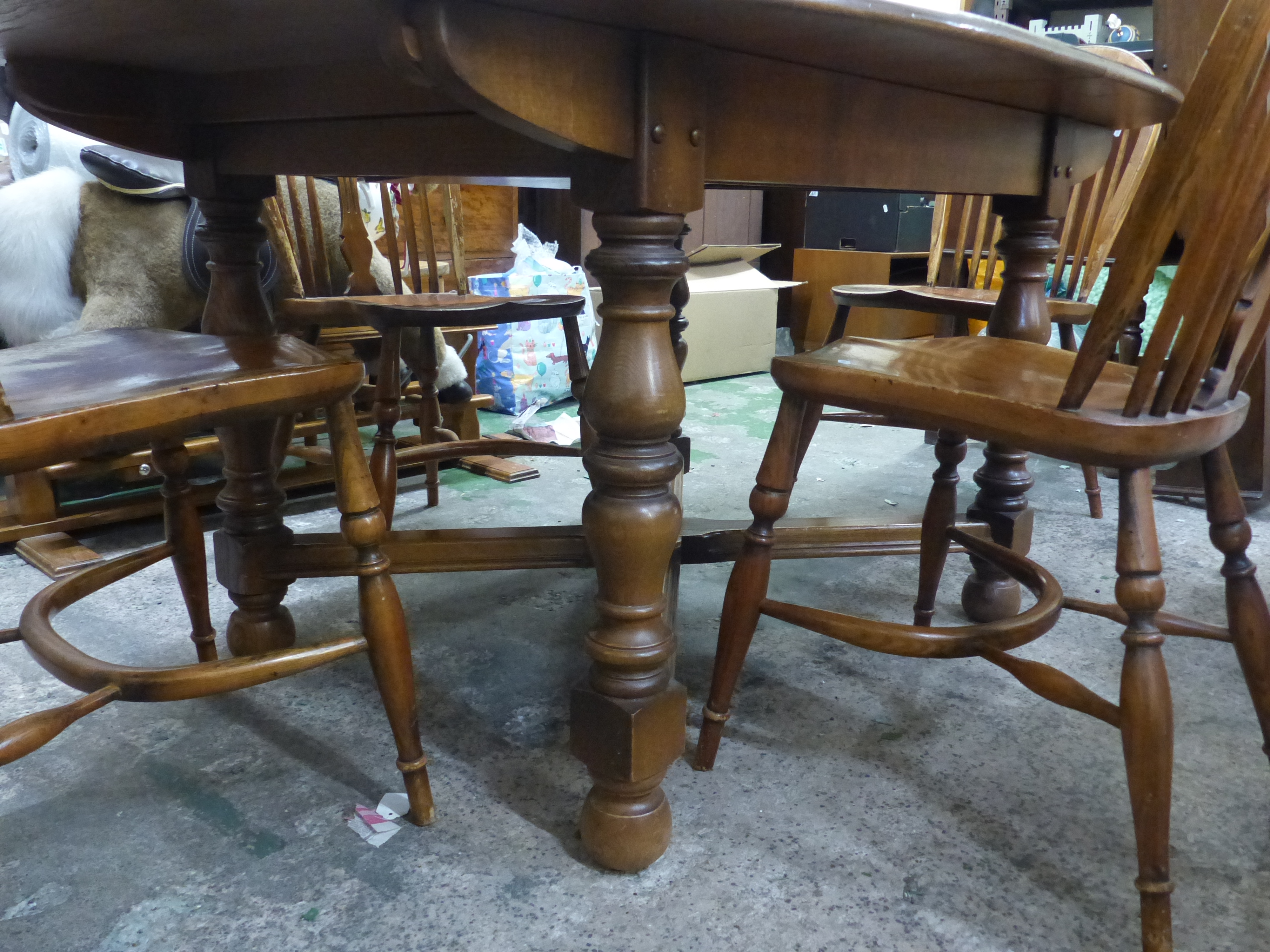 Oval Oak extending dining table together with 4 matching spindle back Windsor dining chairs (4 - Image 2 of 4