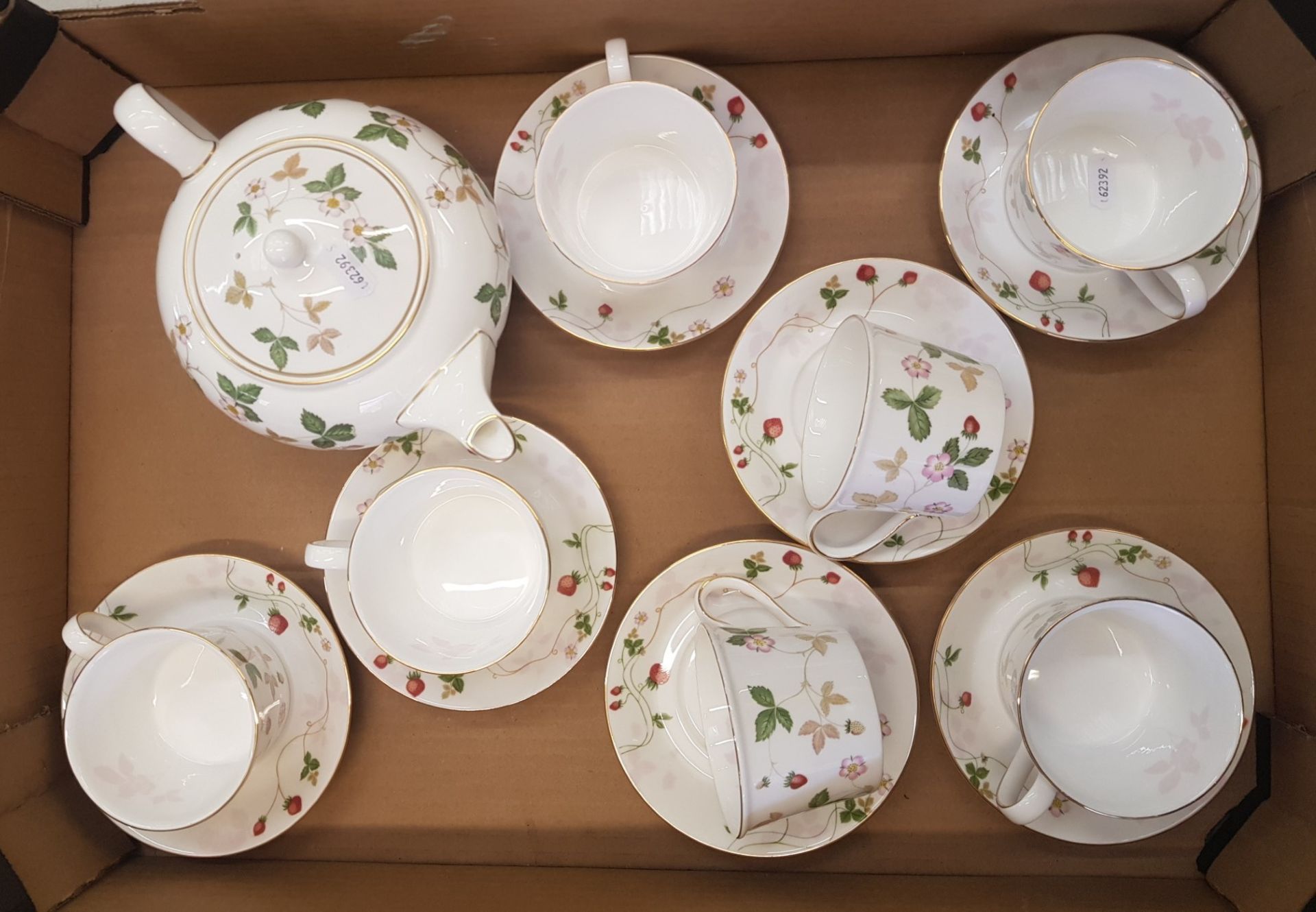 Wedgwood Wild Strawberry pattern teapot, 7 cups and 7 saucers (1 tray).