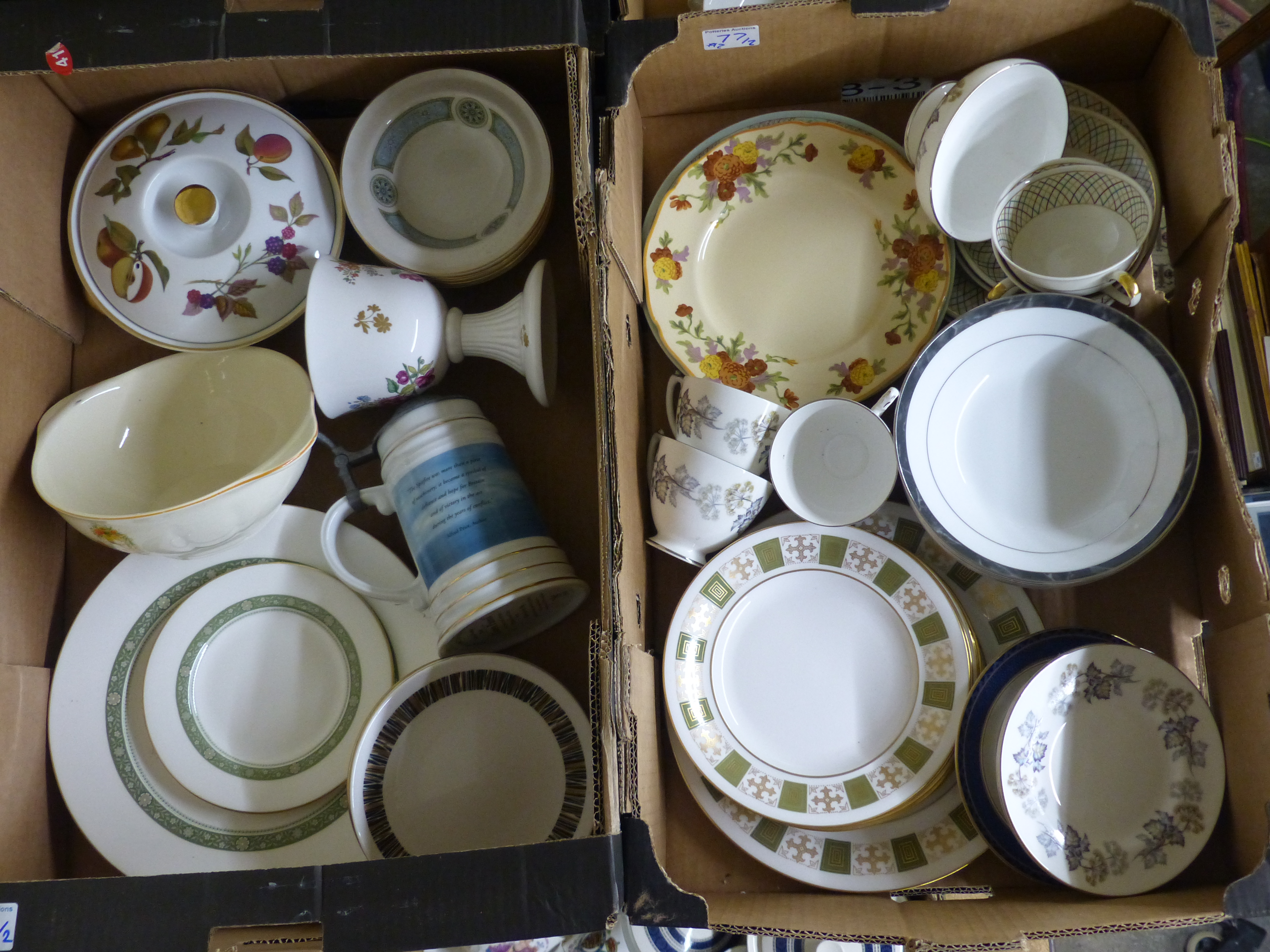 A mixed collection of tea and dinnerware items to include Royal Douton Rondelay, Royal Worcester