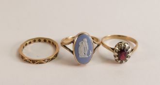9ct gold ring set with oval Wedgwood jasperware yellow metal ring set with red & white stones and
