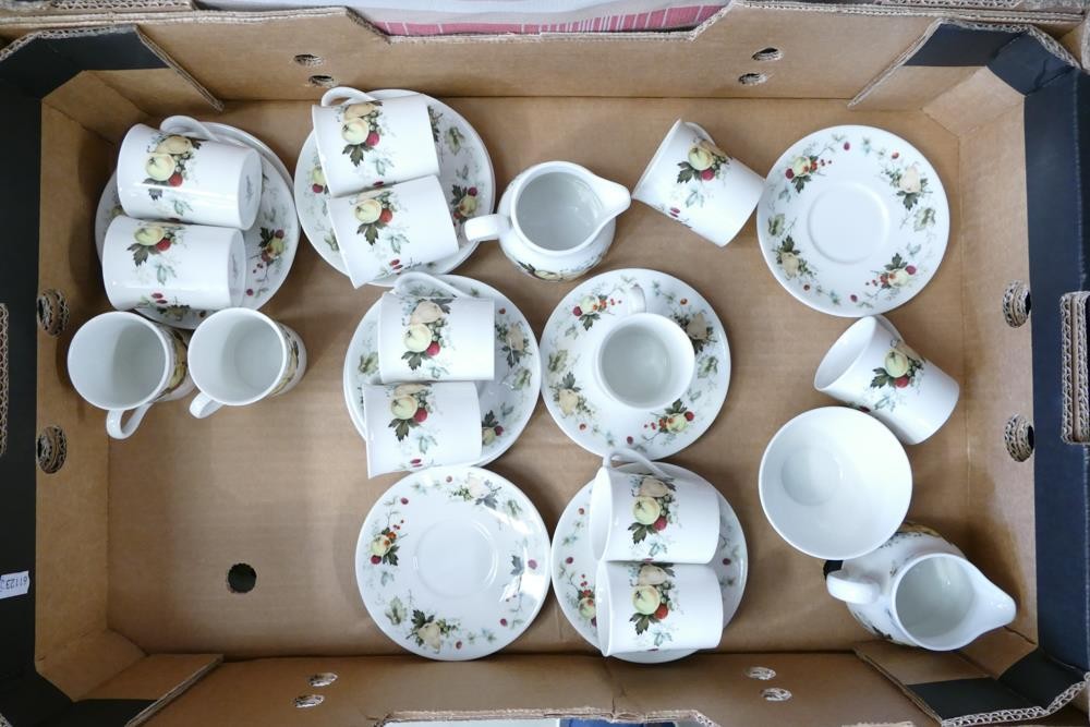 A very large collection of Royal Doulton Miramont pattern tea & dinner ware to include - 4 open - Image 4 of 9