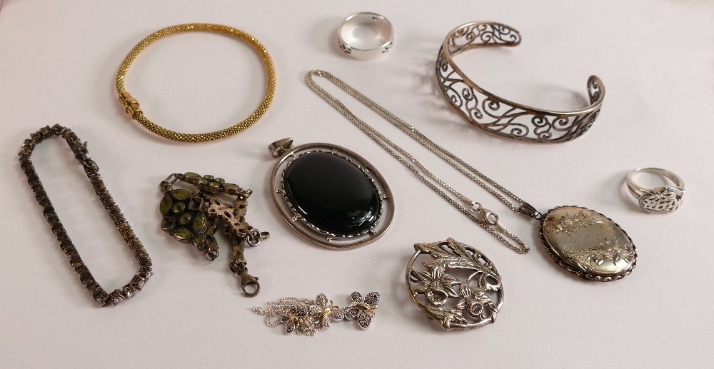 Silver jewellery either hallmarked, stamped 925, silver, sterling or similar, gross weight 102g,