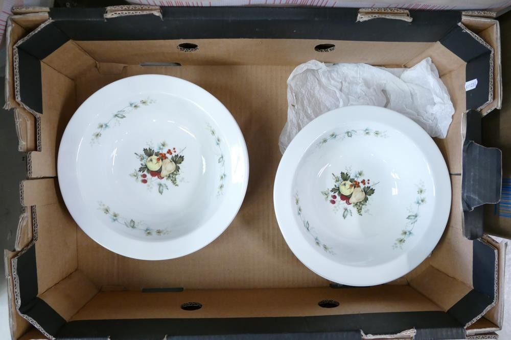 A very large collection of Royal Doulton Miramont pattern tea & dinner ware to include - 4 open - Image 9 of 9