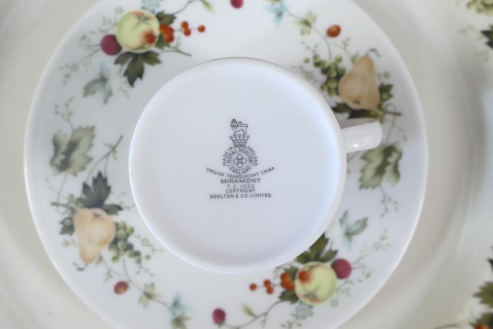 A very large collection of Royal Doulton Miramont pattern tea & dinner ware to include - 4 open - Image 2 of 9