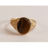 9ct gold gentleman's signet ring set with oval agate stone, size T/U, 2.8g.
