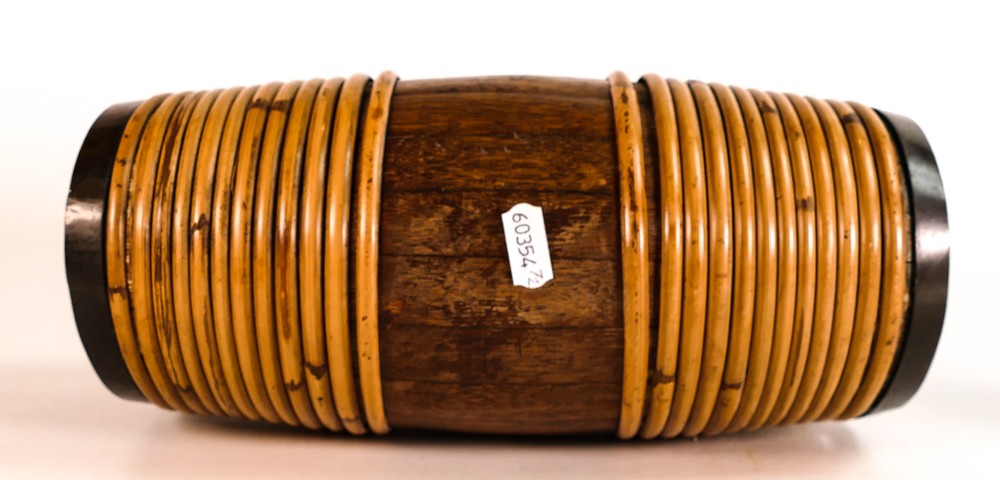 Early 20th century Willow bound Oak spirit flask of oval staved barrel form with inset glass ends, - Bild 2 aus 5