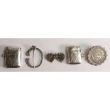 Group of 5 silver & jewellery items, includes 2 brooches & silver kilt pin, one brooch of crown size
