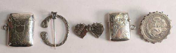 Group of 5 silver & jewellery items, includes 2 brooches & silver kilt pin, one brooch of crown size