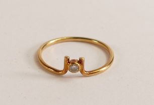 18ct gold diamond ring, size K, 1g.
