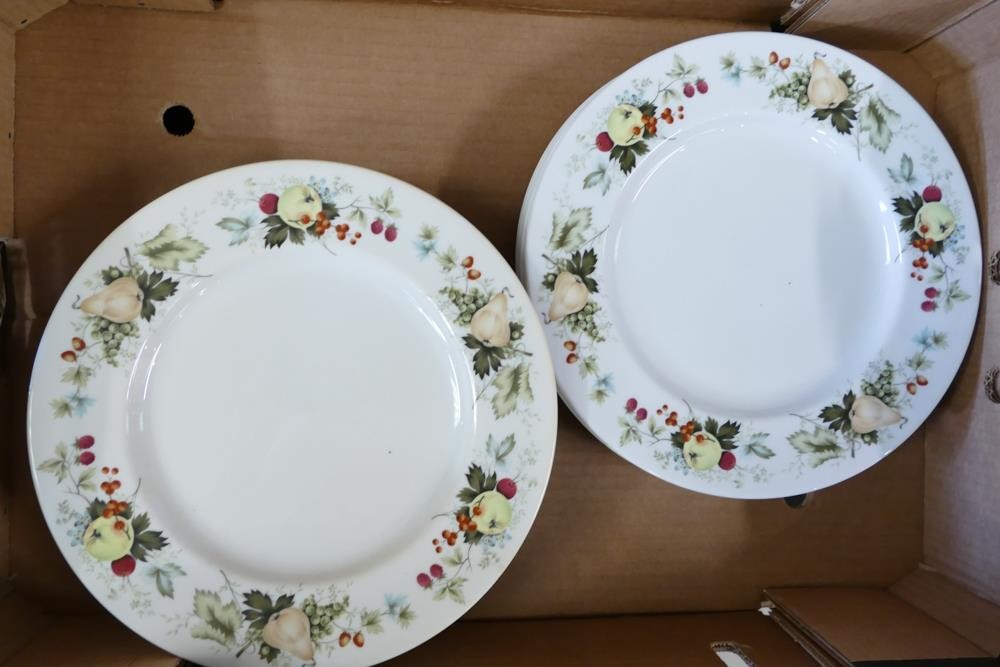 A very large collection of Royal Doulton Miramont pattern tea & dinner ware to include - 4 open - Image 5 of 9