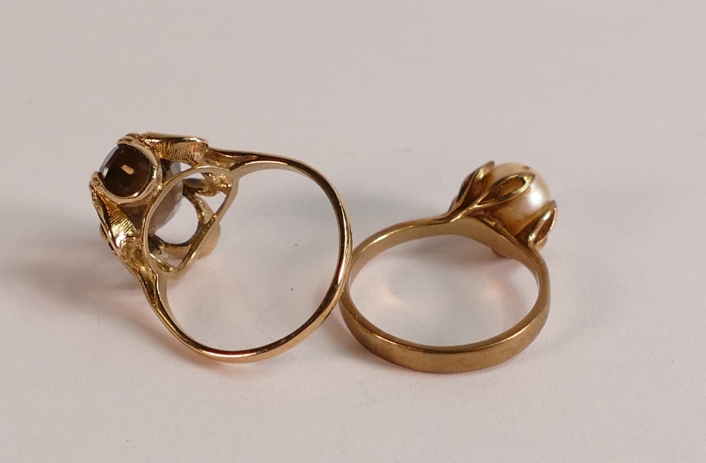 Two 9ct gold ladies rings, one set with large brown stone and the other with single pearl, both size - Image 2 of 2