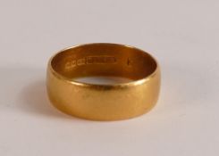 22ct gold Gents wedding ring, size S/T,7g.
