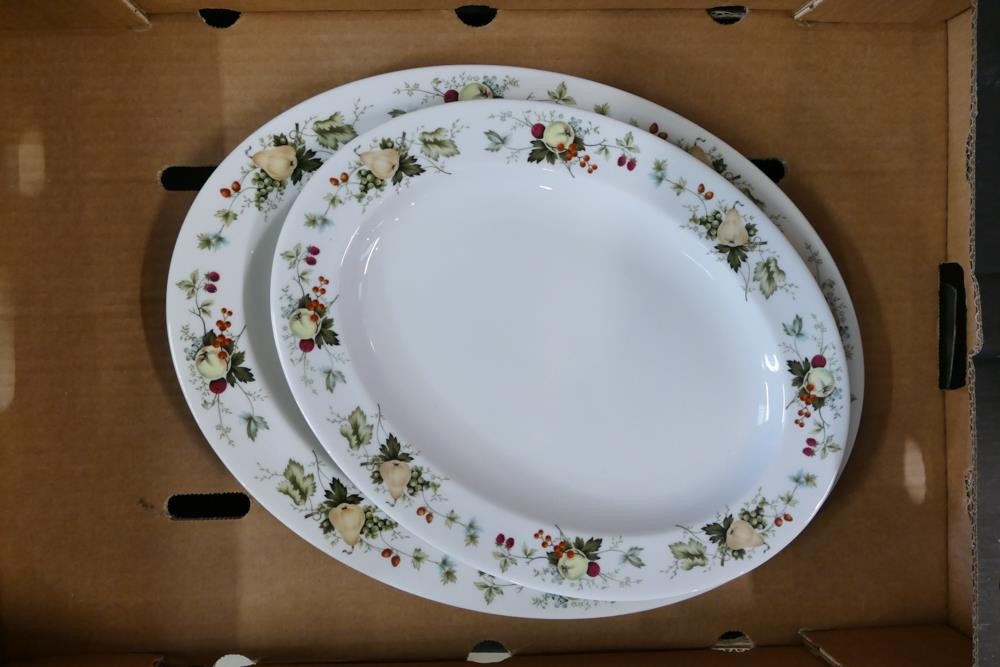 A very large collection of Royal Doulton Miramont pattern tea & dinner ware to include - 4 open - Image 8 of 9