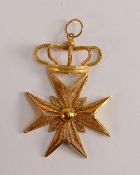 Yellow metal filigree star & crown pendant, tests to high carat, 3.8g.