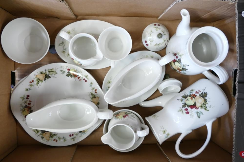A very large collection of Royal Doulton Miramont pattern tea & dinner ware to include - 4 open - Image 3 of 9