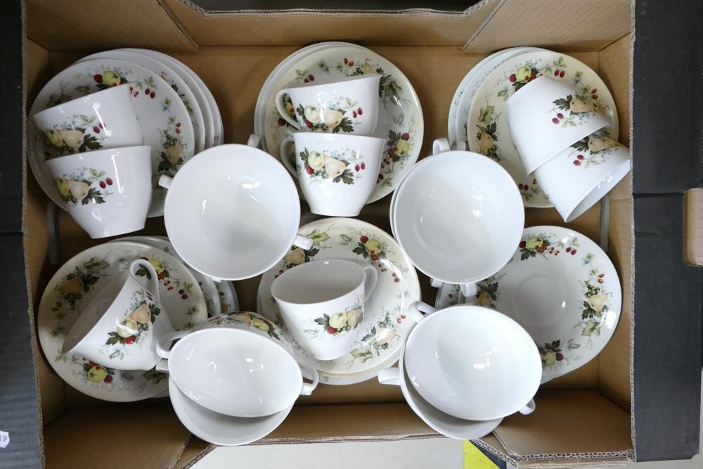 A very large collection of Royal Doulton Miramont pattern tea & dinner ware to include - 4 open - Image 6 of 9