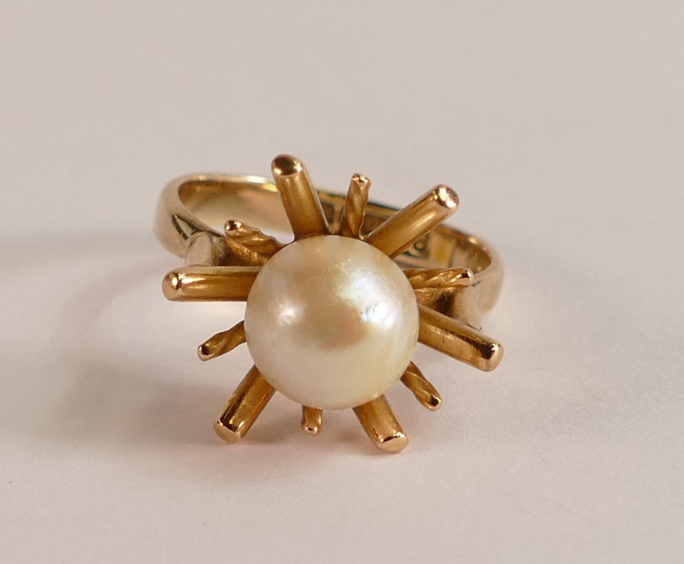 9ct gold ring set with a single pearl, size O, 4.7g.