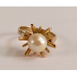 9ct gold ring set with a single pearl, size O, 4.7g.