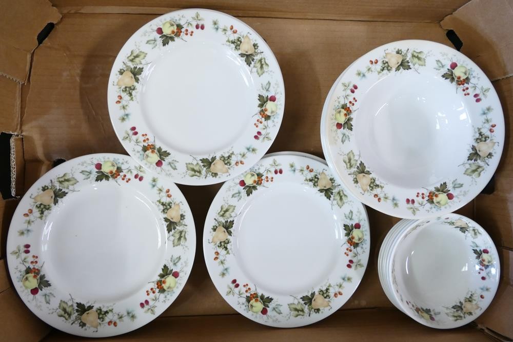 A very large collection of Royal Doulton Miramont pattern tea & dinner ware to include - 4 open - Image 7 of 9