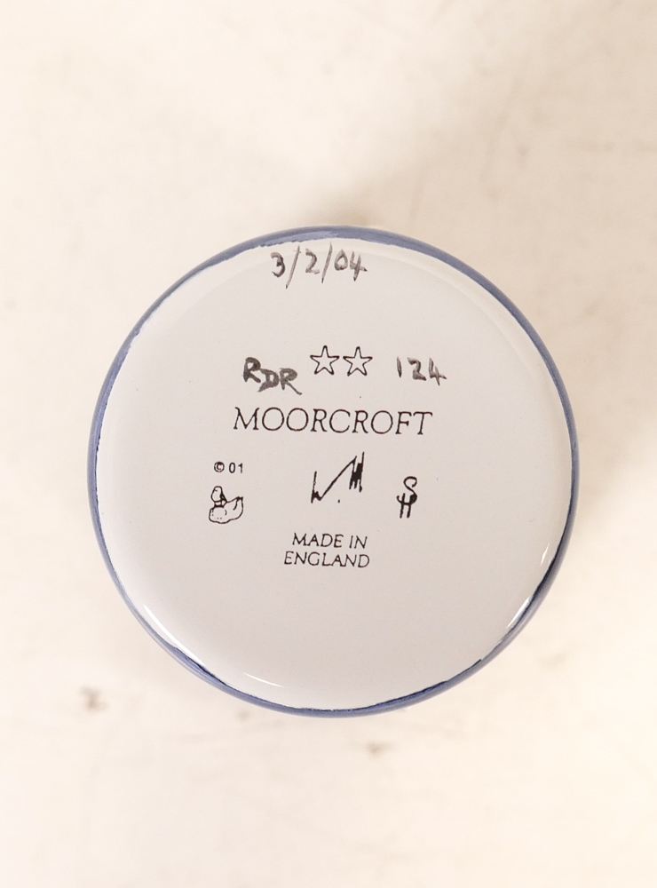 Moorcroft enamel Keffer Lily round lidded box by R Douglas Ryder ,Two star collectors club piece , - Bild 2 aus 5