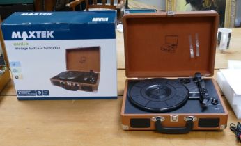 Maxtek Audio Boxed Vintage Style Suitcase Turntable.