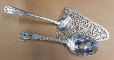Hallmarked Sterling silver cake slice together with a Sterling silver spoon, total weight 181.4g (2)
