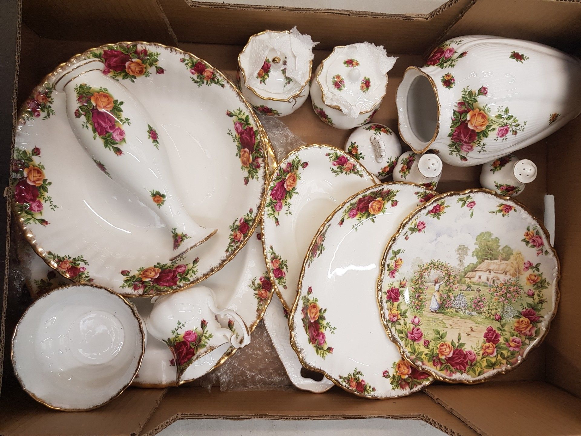Royal Albert Old Country Roses pattern items to include 2 x oval platters, 2 x open serving bowls,