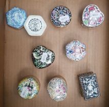 A collection of 8 'The William Morris Collection' small lidded boxes (1 tray).