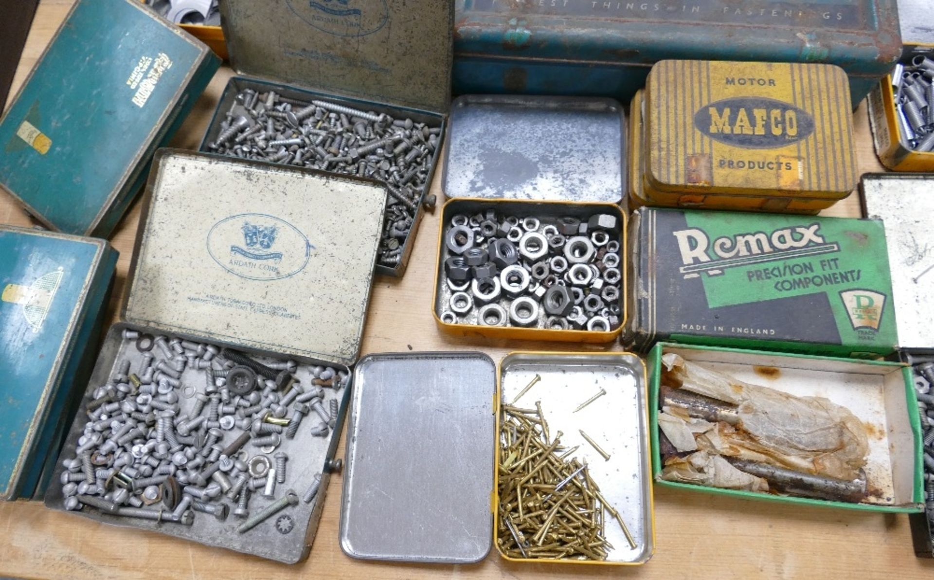 A collection of vintage tins containing washers, screws, bolts etc (1 tray) - Image 3 of 3
