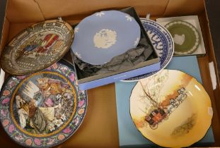A mixed collection of items to include Wedgwood jasperware plate, Wedgwood jasperware pin dish,