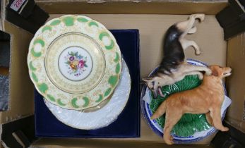 George Jones cabinet plate , Franklin mint boxed Christmas plate , two china dogs etc ( 1 tray)