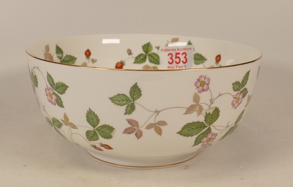 Boxed Wedgwood Wild Strawberry Pattern Fruit Bowl, diameter 20.5cm