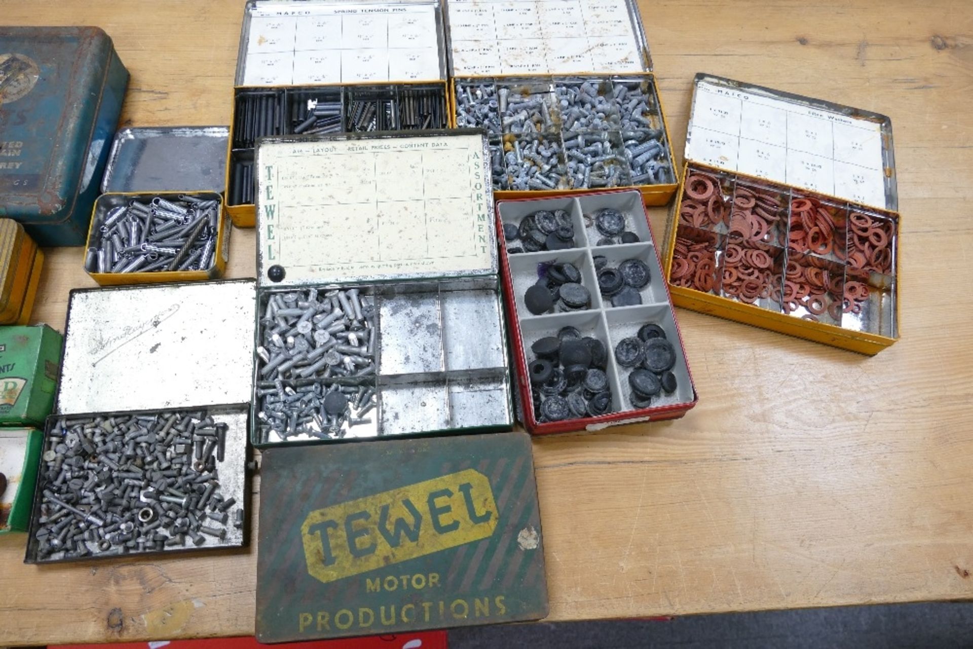 A collection of vintage tins containing washers, screws, bolts etc (1 tray) - Image 2 of 3