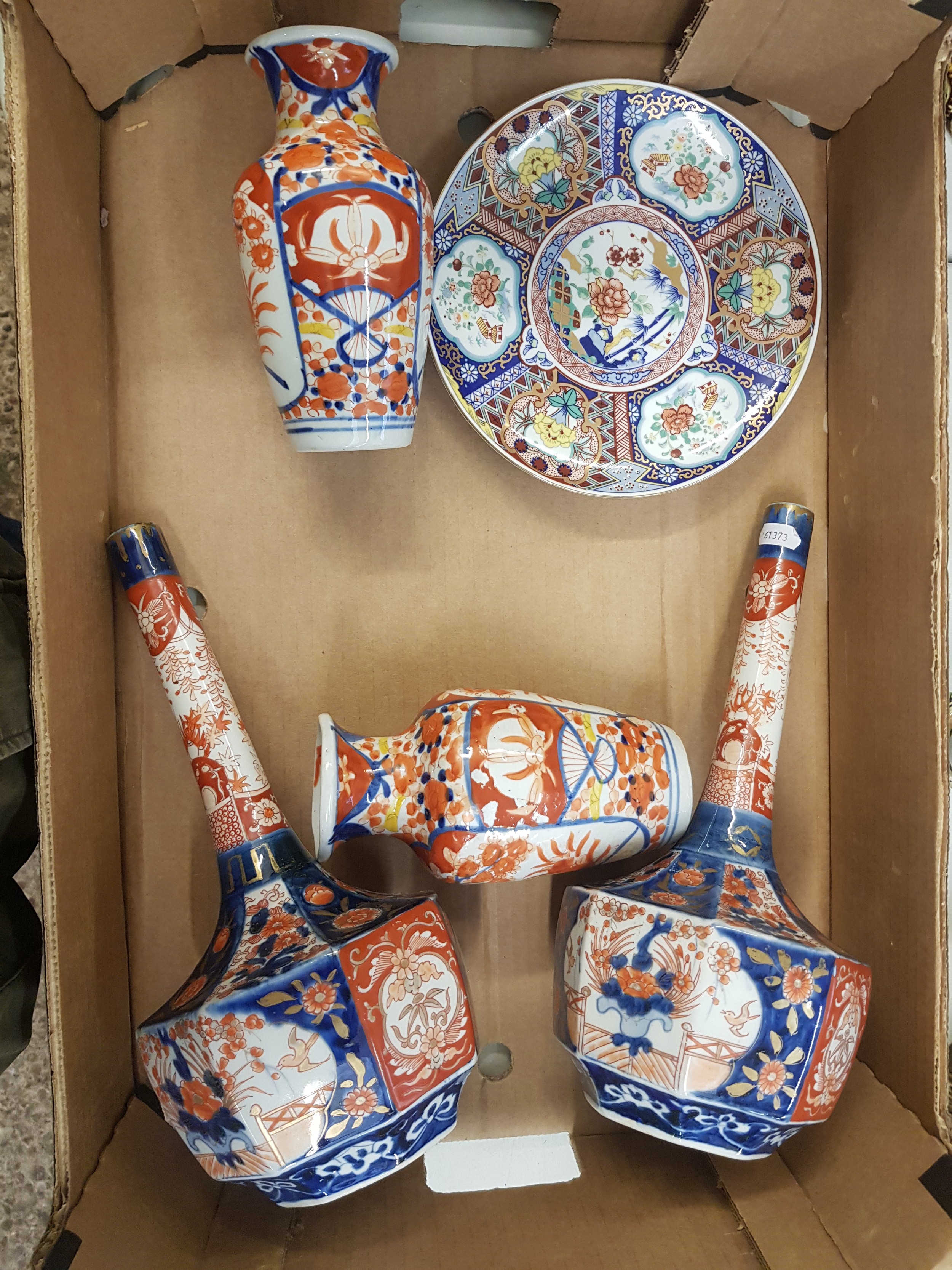 2 pairs of Japanese Imari vases together with more modern Imari ware plate (1 tray)