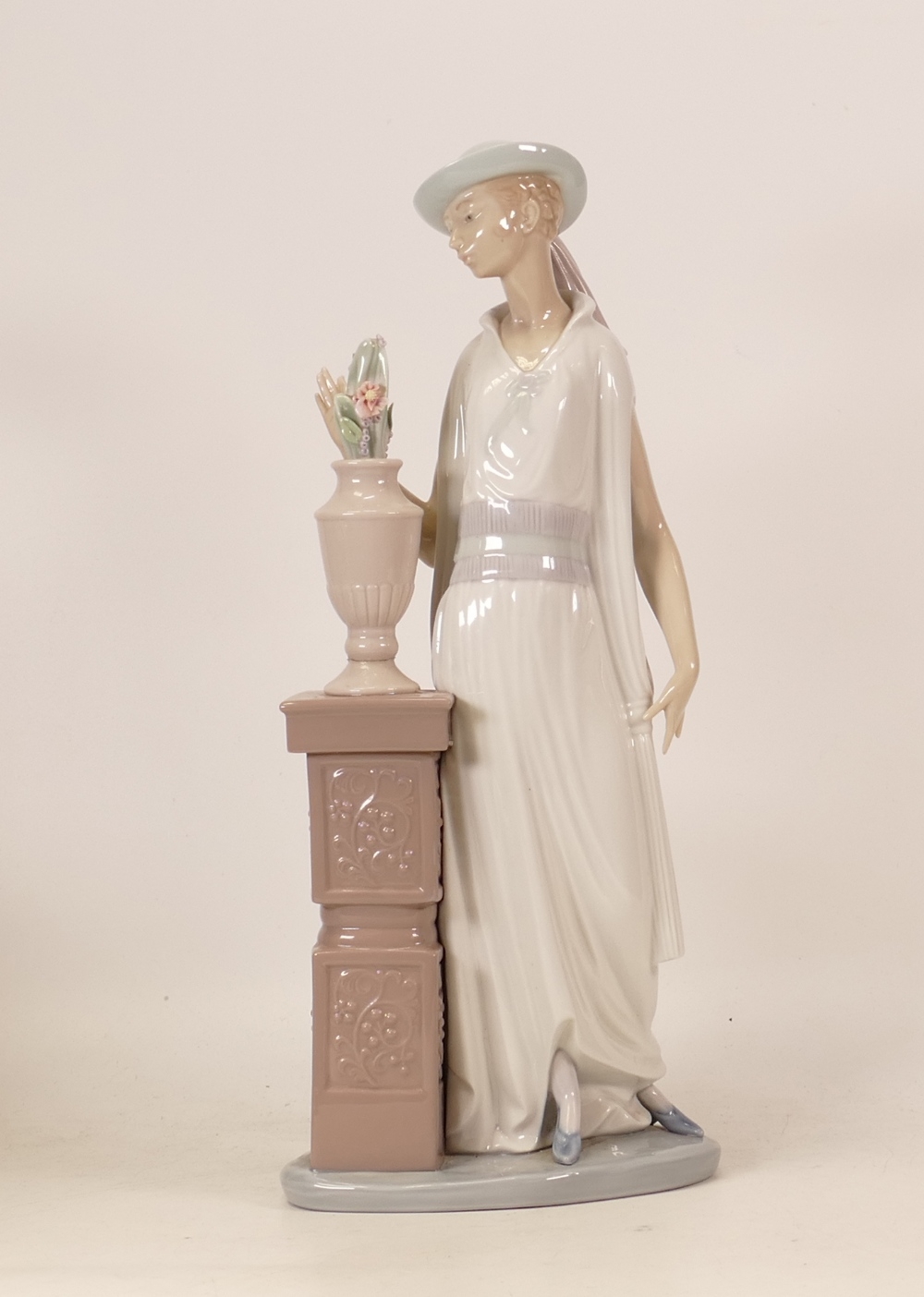 Retired Lladro porcelain figure, Lady Grand Casino, 5175, damaged finger, height 34cm