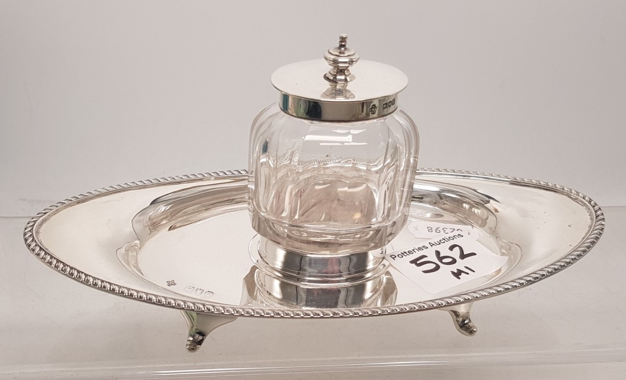 Hallmarked Sterling silver desktop ink stand, weight of stand only 136.8g.